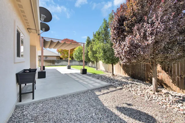 a view of an outdoor space