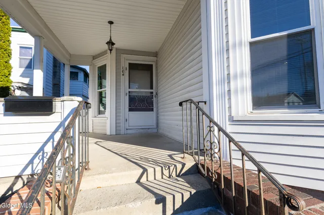 $1,400 | 104 Lawrence Street, Unit 1, Glens Falls, NY 12801