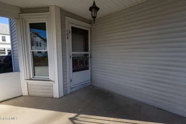 $1,400 | 104 Lawrence Street, Unit 1, Glens Falls, NY 12801