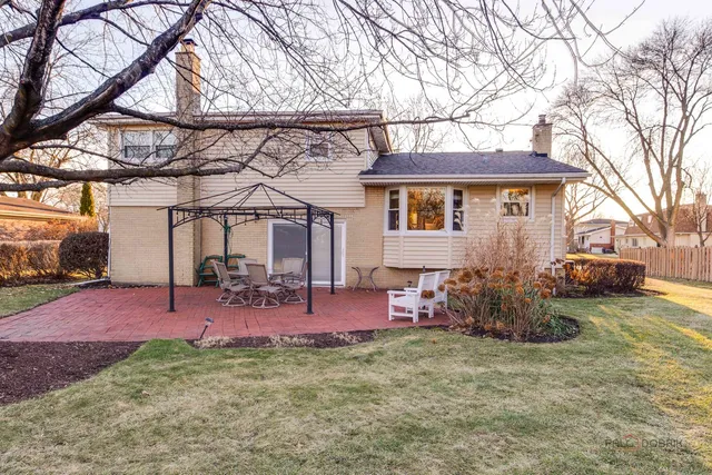 $504,000 | 1810 East Waverly Drive, Arlington Heights, IL 60004
