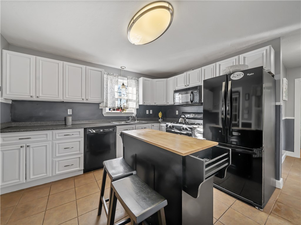 929 Main Street Warren, RI 02885 - Photo 3 of 27 Gallery Image 3