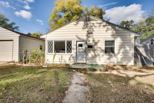 a view of a house with backyard