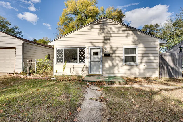 a view of a house with backyard