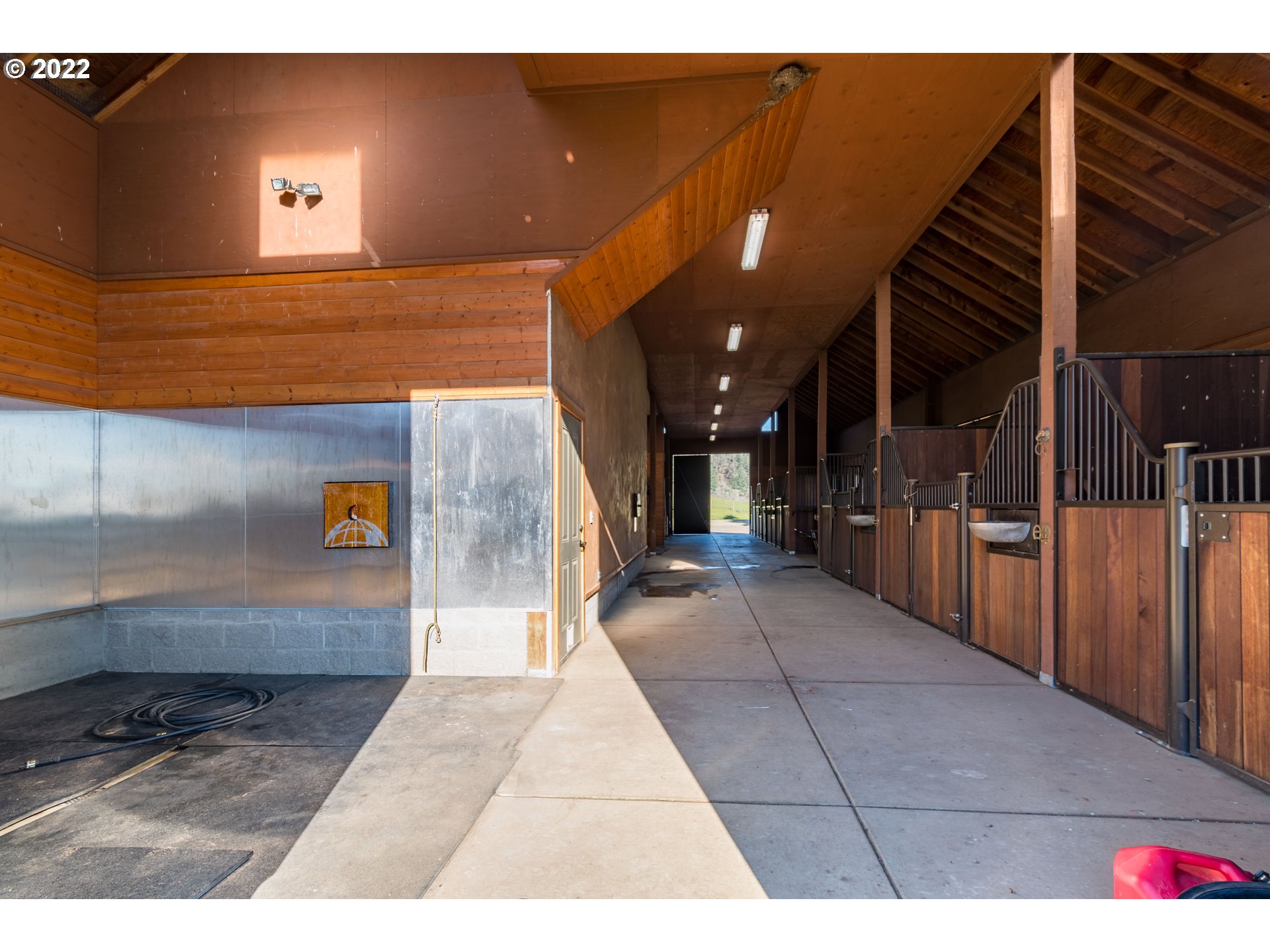 36995 Wallace Creek Road Springfield, OR 97478 - Photo 29 of 32 Barn