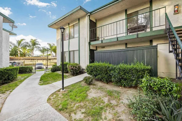 a view of a back yard of the house