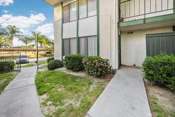 a view of a backyard with pathway