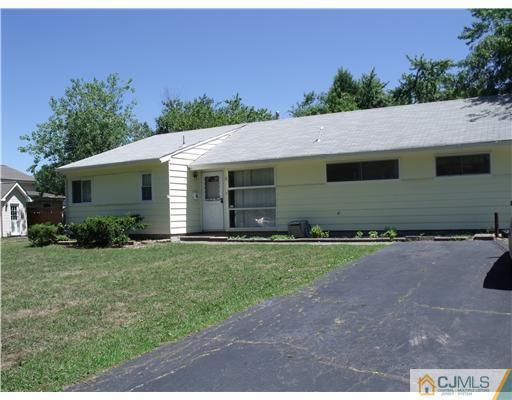 8 Cambridge Road Kendall Park, NJ 08824 - Photo 2 of 11