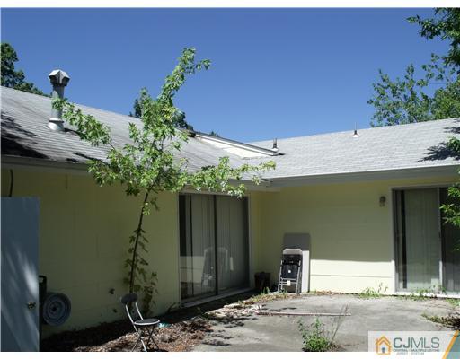 8 Cambridge Road Kendall Park, NJ 08824 - Photo 3 of 11