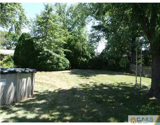 8 Cambridge Road Kendall Park, NJ 08824 - Photo 4 of 11