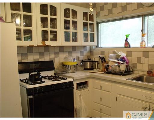 8 Cambridge Road Kendall Park, NJ 08824 - Photo 5 of 11