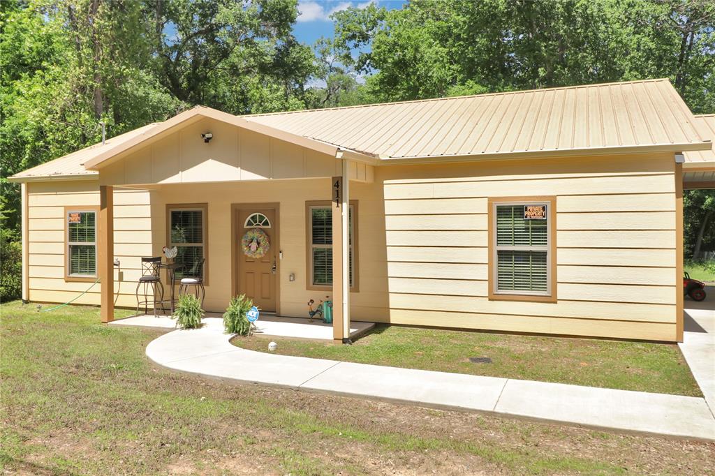 411 Johnson Street Longview, TX 75602 - Photo 3 of 25 a front view of a house with a yard