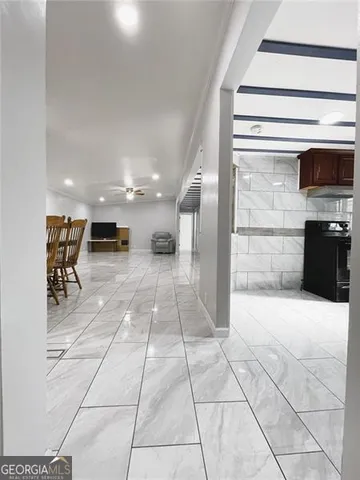 a view of entryway with a front door