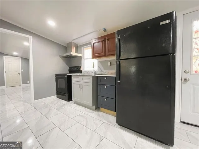 a view of entryway with a front door