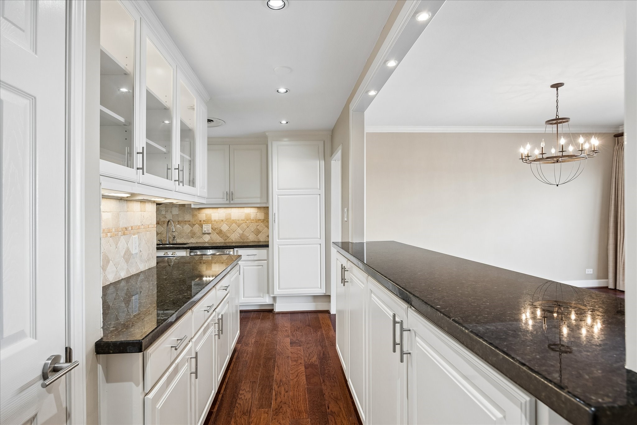 2929 Buffalo Speedway, Unit A513 Houston, TX 77098 - Photo 5 of 24 a kitchen with granite countertop a refrigerator and stove