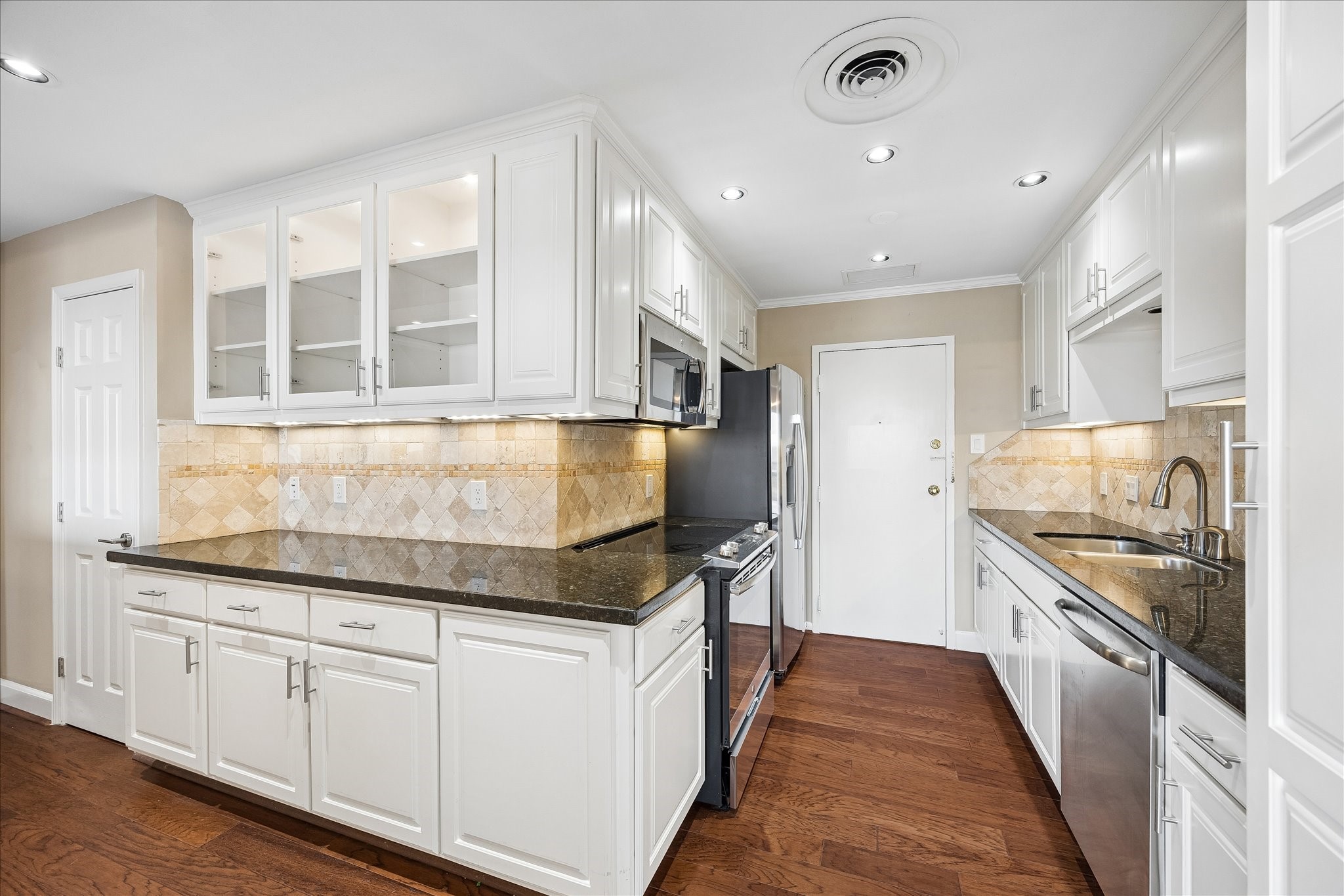 2929 Buffalo Speedway, Unit A513 Houston, TX 77098 - Photo 6 of 24 a kitchen with granite countertop white cabinets and stainless steel appliances