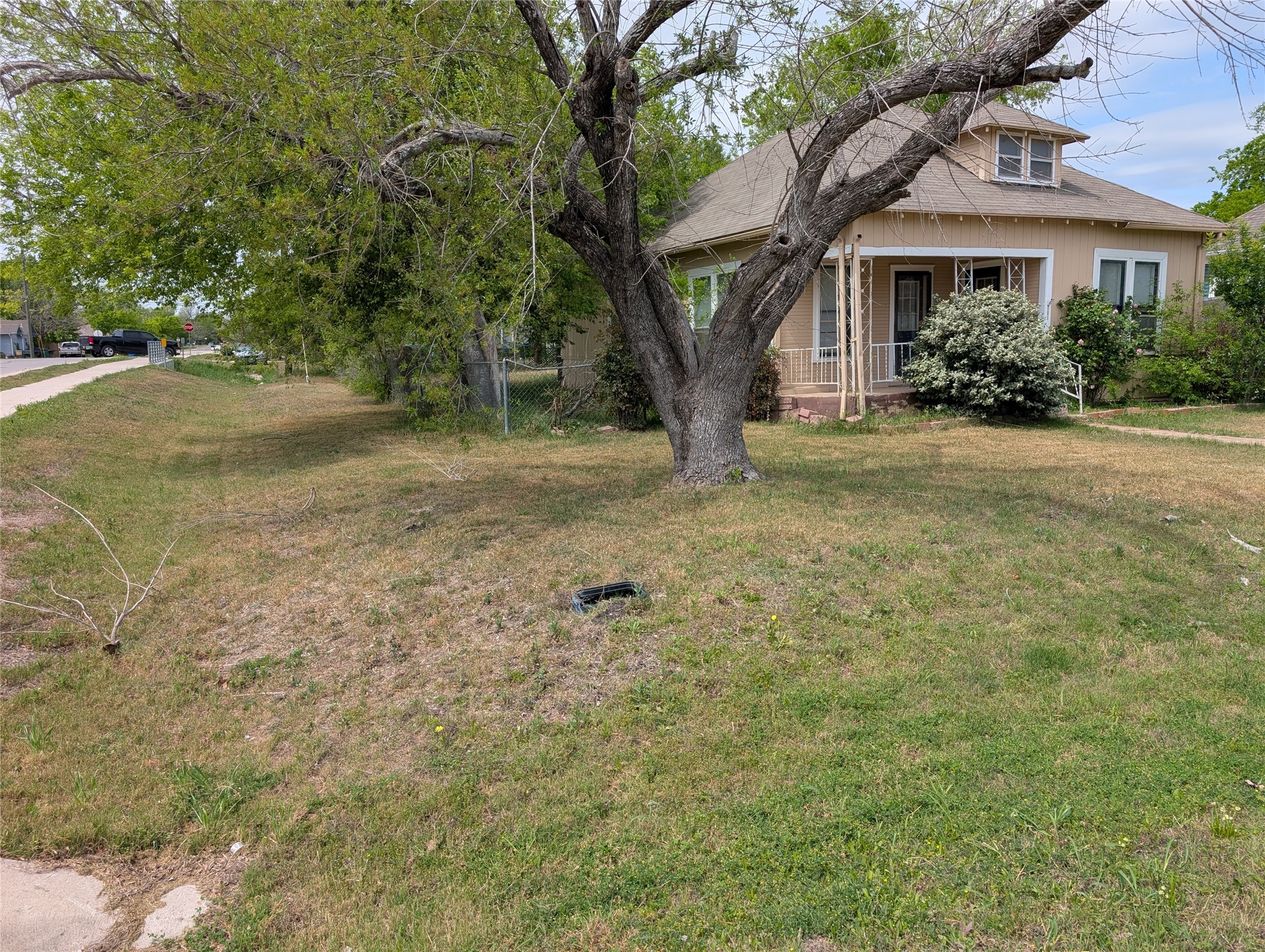 301 Park Street Taylor, TX 76574 - Photo 2 of 13 a front view of a house with garden