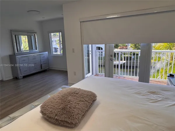 a view of livingroom with furniture and windows