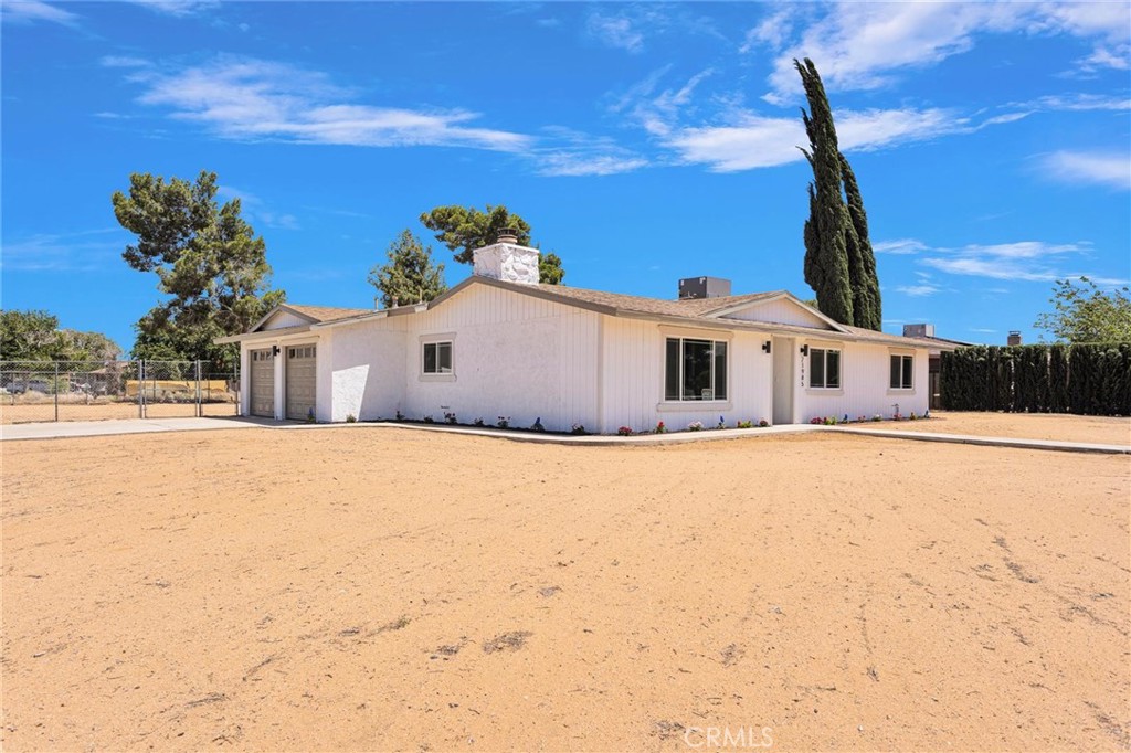 21985 Maumee Road Apple Valley, CA 92308 - Photo 2 of 28 Front/Side