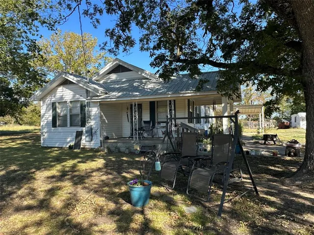 a view of a house with backyard