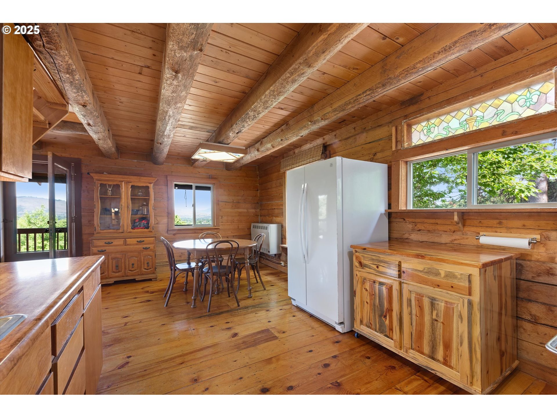 35912 Valley View Lane Halfway, OR 97834 - Photo 18 of 43 a kitchen that has a table and chairs in it