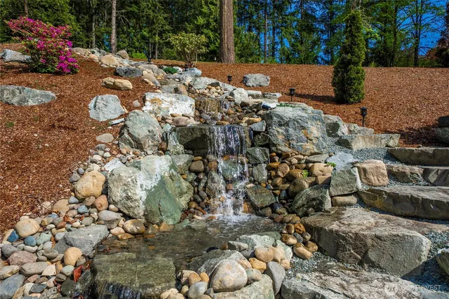 a view of an outdoor space