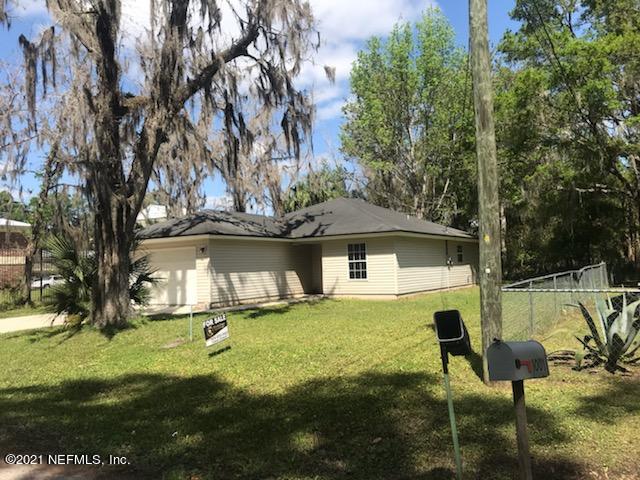 995 Thomas Street Starke, FL 32091 - Photo 2 of 3 a front view of a house with garden