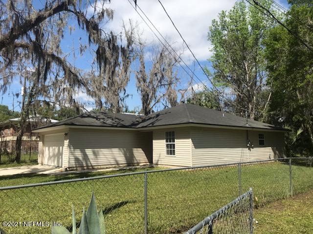 995 Thomas Street Starke, FL 32091 - Photo 3 of 3 a front view of a house with garden