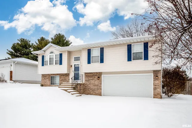 $250,000 | 124 Freedom Trail, East Peoria, IL 61611