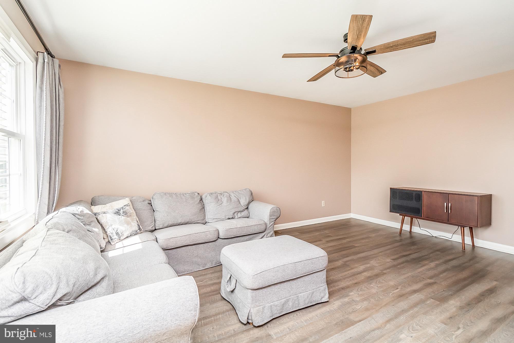 348 Upperlanding Road Essex, MD 21221 - Photo 17 of 55 Living room