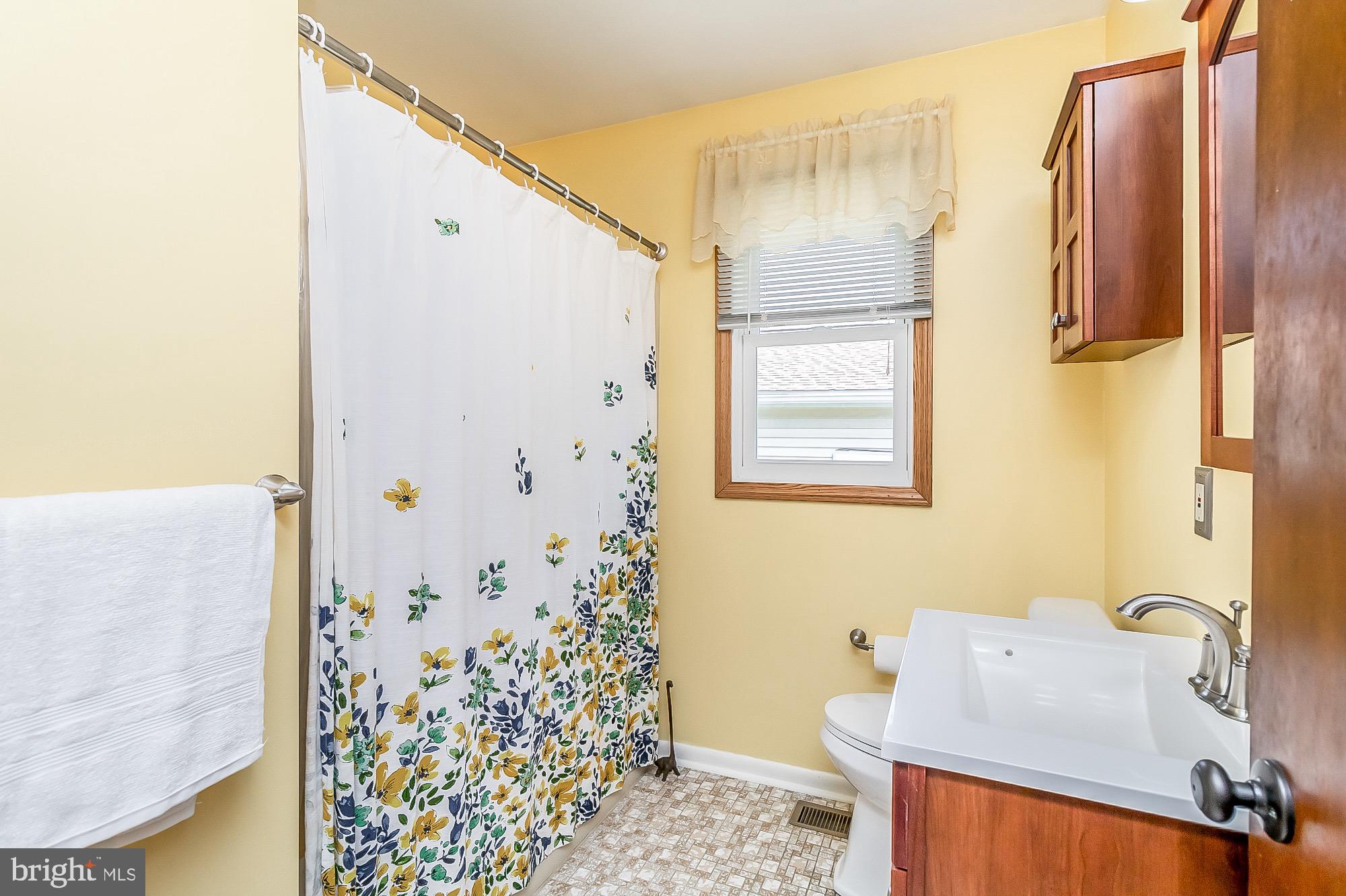 348 Upperlanding Road Essex, MD 21221 - Photo 24 of 55 Main level bathroom