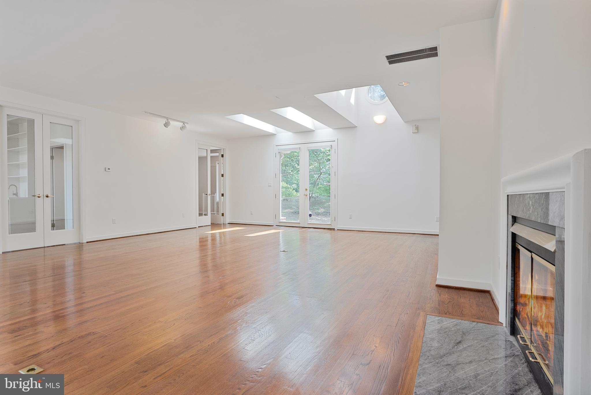 926 Saigon Road McLean, VA 22102 - Photo 10 of 54 Easy Flow b/w Living, Family Rm, Office & Outdoors