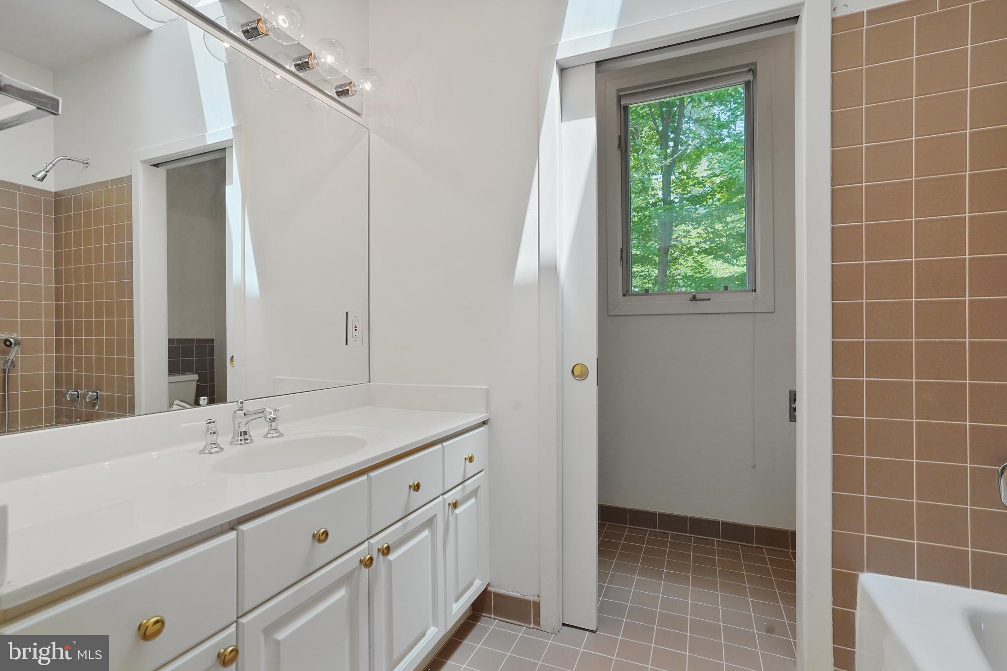 926 Saigon Road McLean, VA 22102 - Photo 19 of 54 Full Bath w/ Pocket Door WC; b/w Office & Family