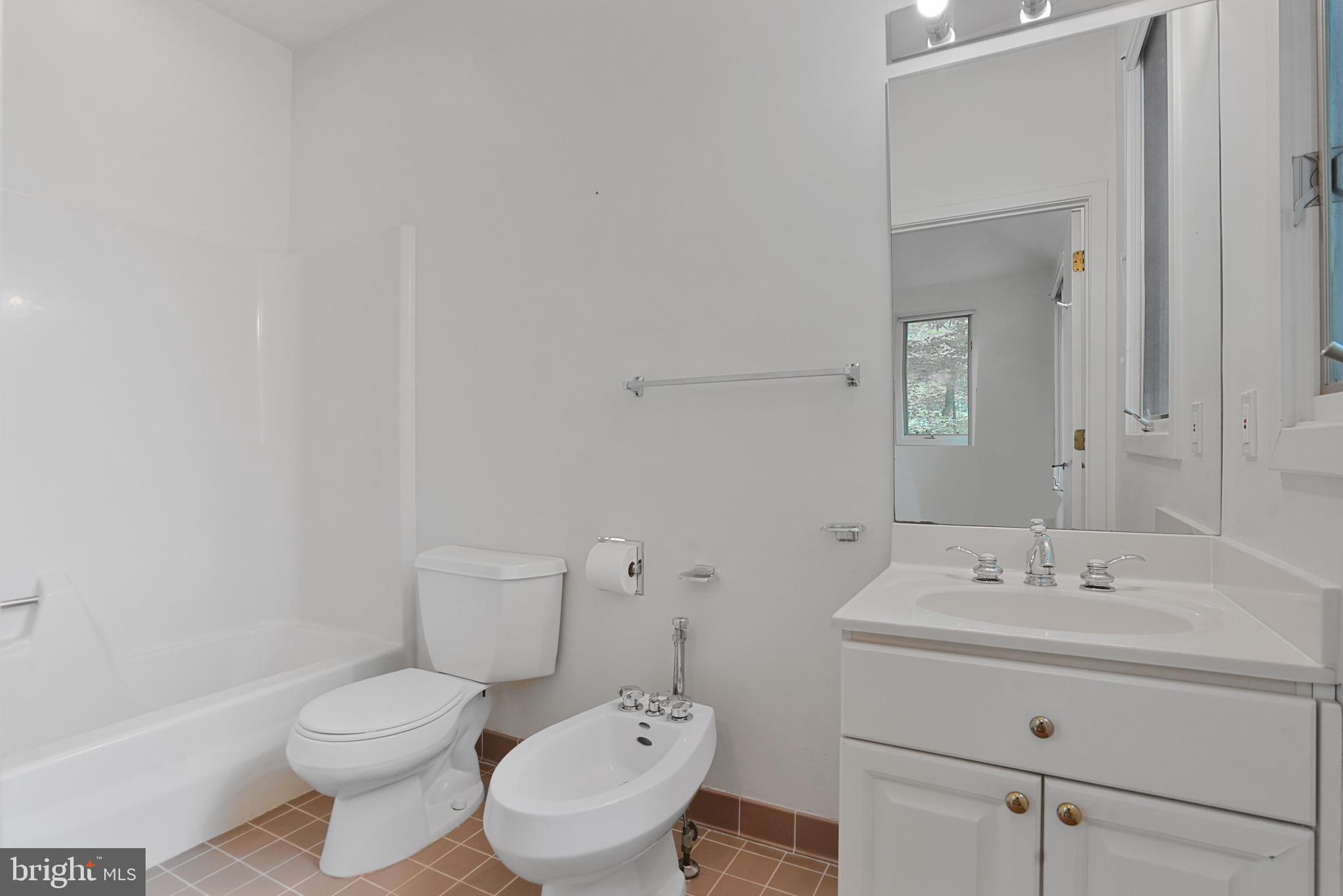 926 Saigon Road McLean, VA 22102 - Photo 28 of 54 Full Bath Ensuite, Main Level Bedroom