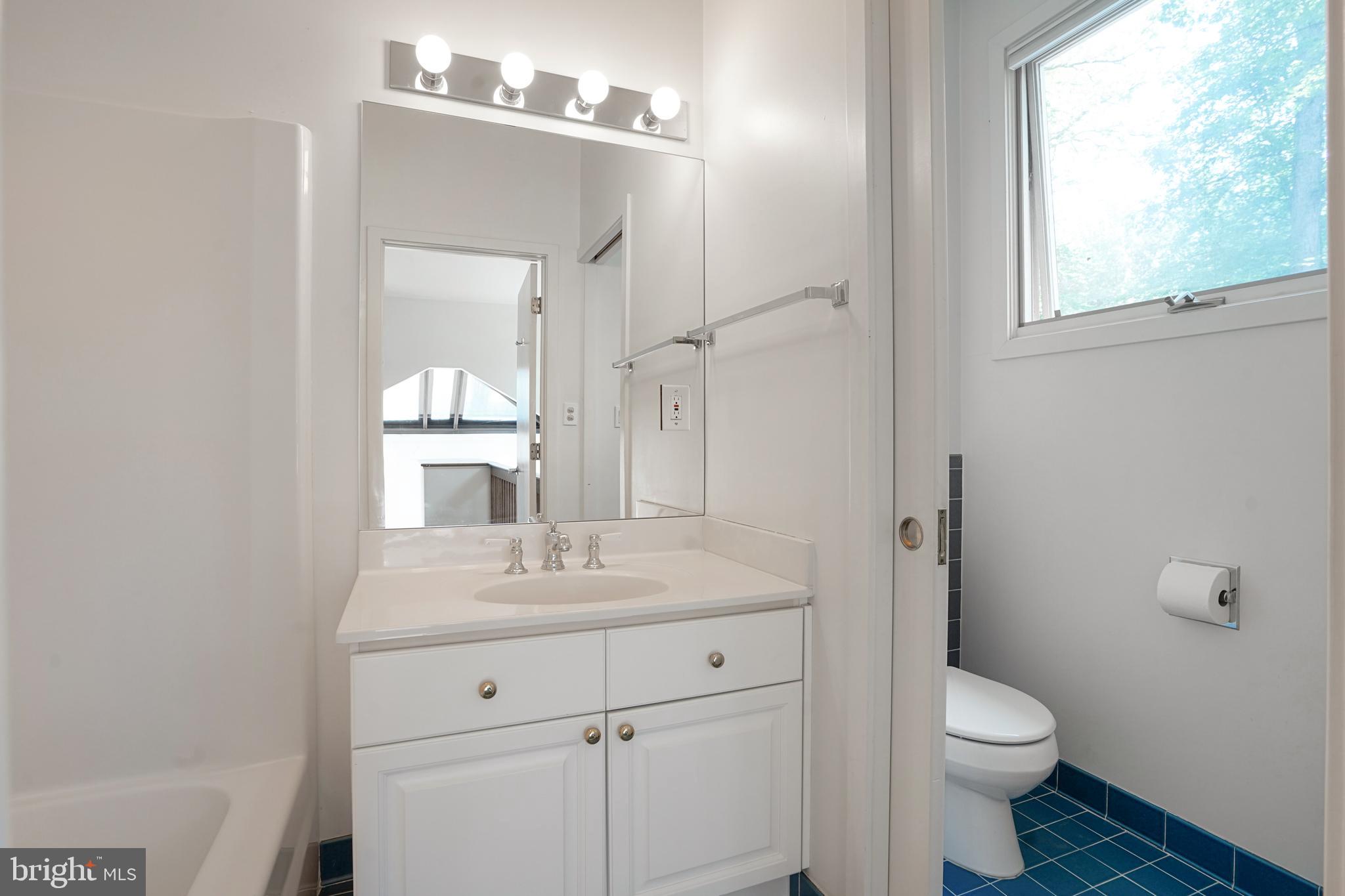 926 Saigon Road McLean, VA 22102 - Photo 34 of 54 Full Bath Ensuite, Upper Level Loft