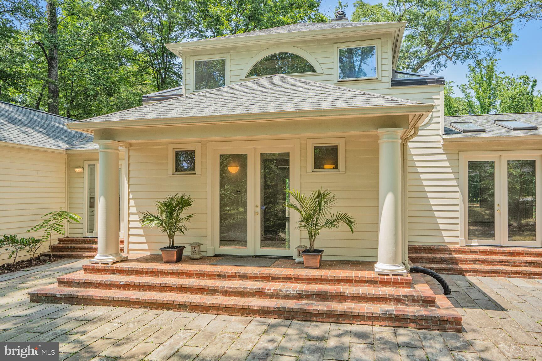 926 Saigon Road McLean, VA 22102 - Photo 5 of 54 A Grand Southeast-Facing Entry