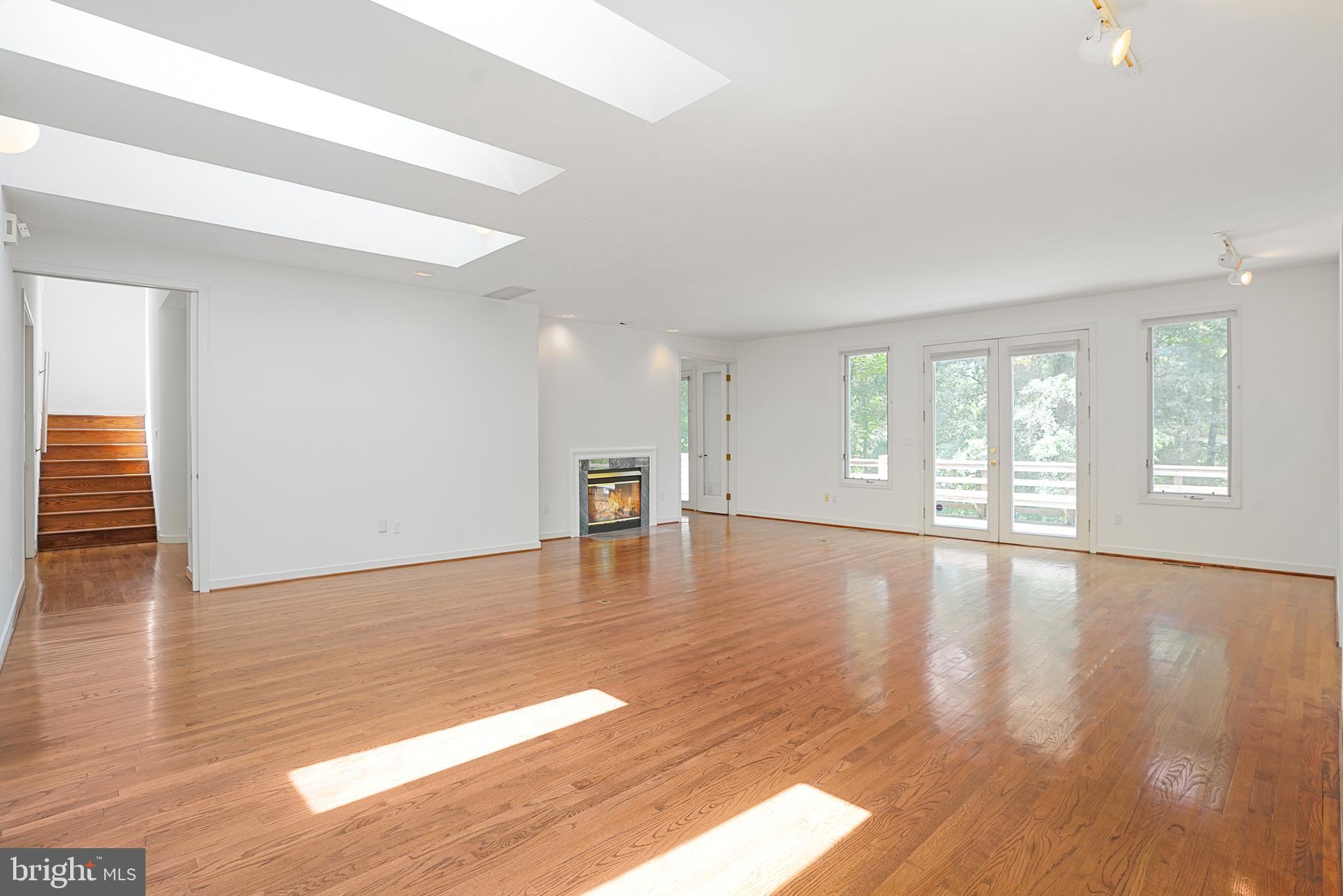 926 Saigon Road McLean, VA 22102 - Photo 8 of 54 Grand-scale Living Room