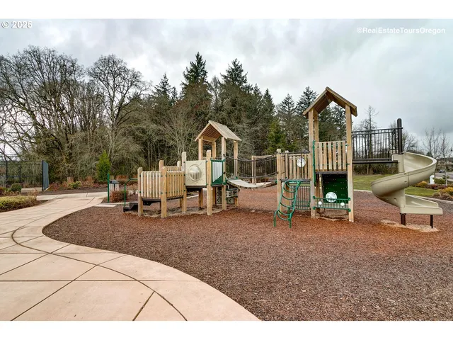 a view of a house with backyard