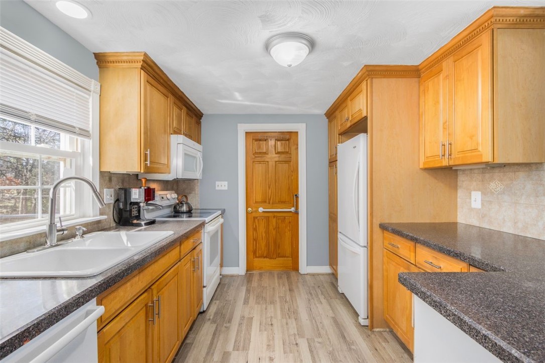 153 Diamond Hill Road Warwick, RI 02886 - Photo 16 of 37