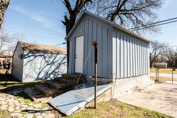 a view of a house with a backyard