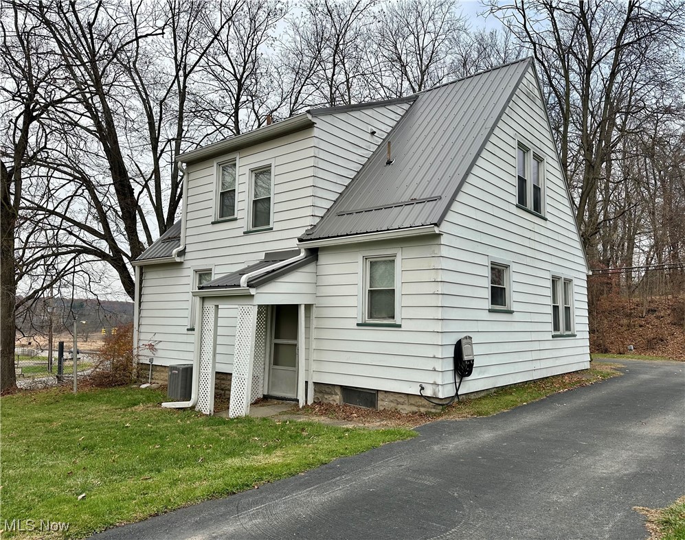7954 Warren - Sharon Road Masury, OH 44438 - Photo 26 of 28 View of front of property with a metal roof and a front lawn