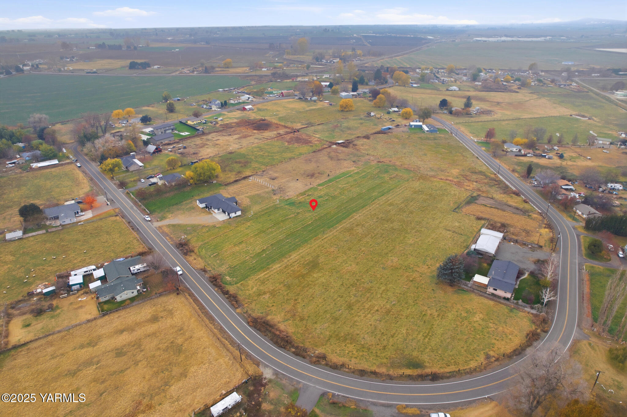 N/a Willowcrest Road Sunnyside, WA 98944 - Photo 4 of 5 an aerial view of residential houses with outdoor space