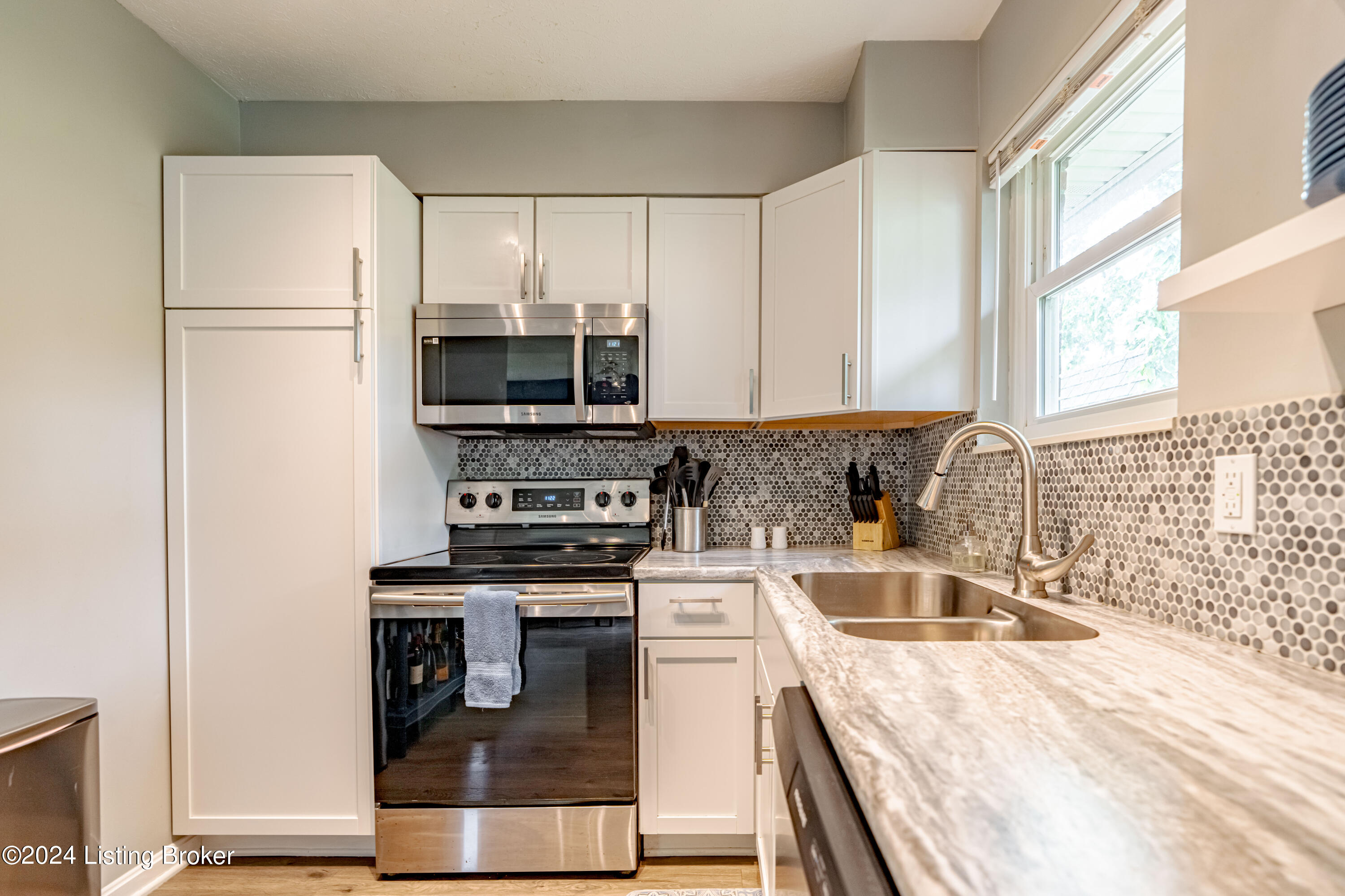 8219 Roseborough Road Louisville, KY 40228 - Photo 11 of 37 DSC00574