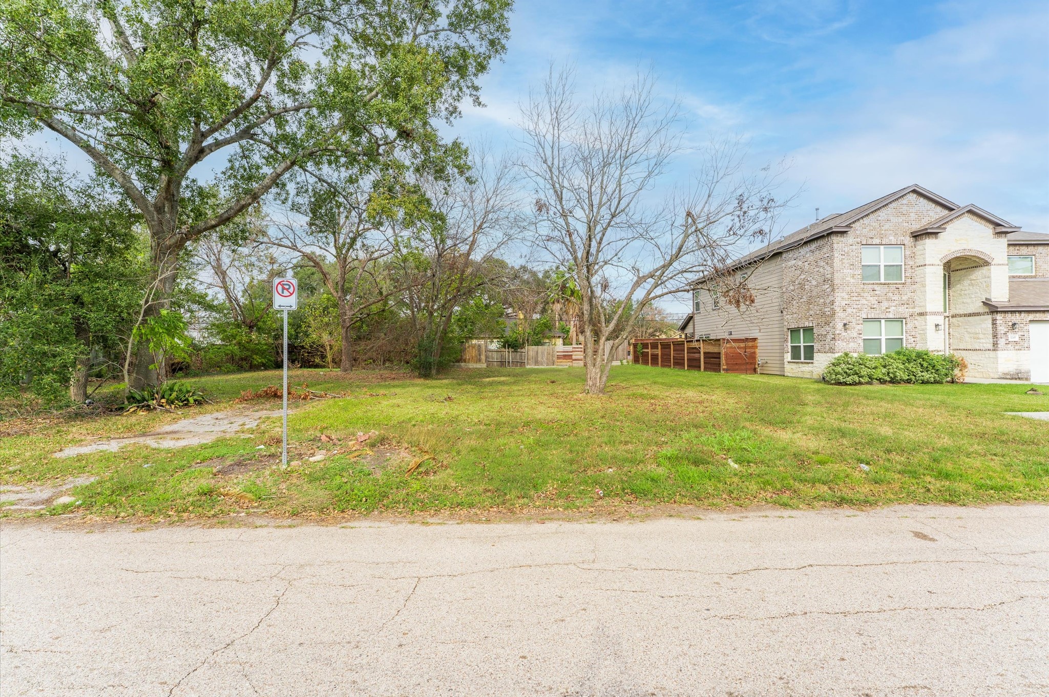 3239 Tampa Street Houston, TX 77021 - Photo 5 of 9 a view of a house with a yard