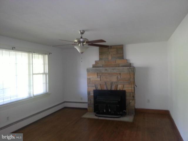 2705 Biglerville Road Gettysburg, PA 17325 - Photo 4 of 11 Living Room