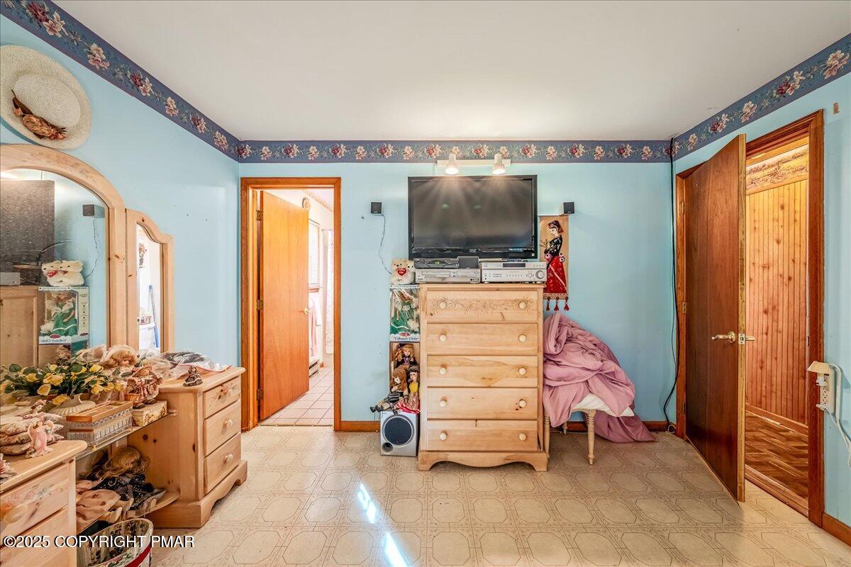 584 Pheasant Road Saylorsburg, PA 18353 - Photo 9 of 21 a room with furniture and a flat screen tv