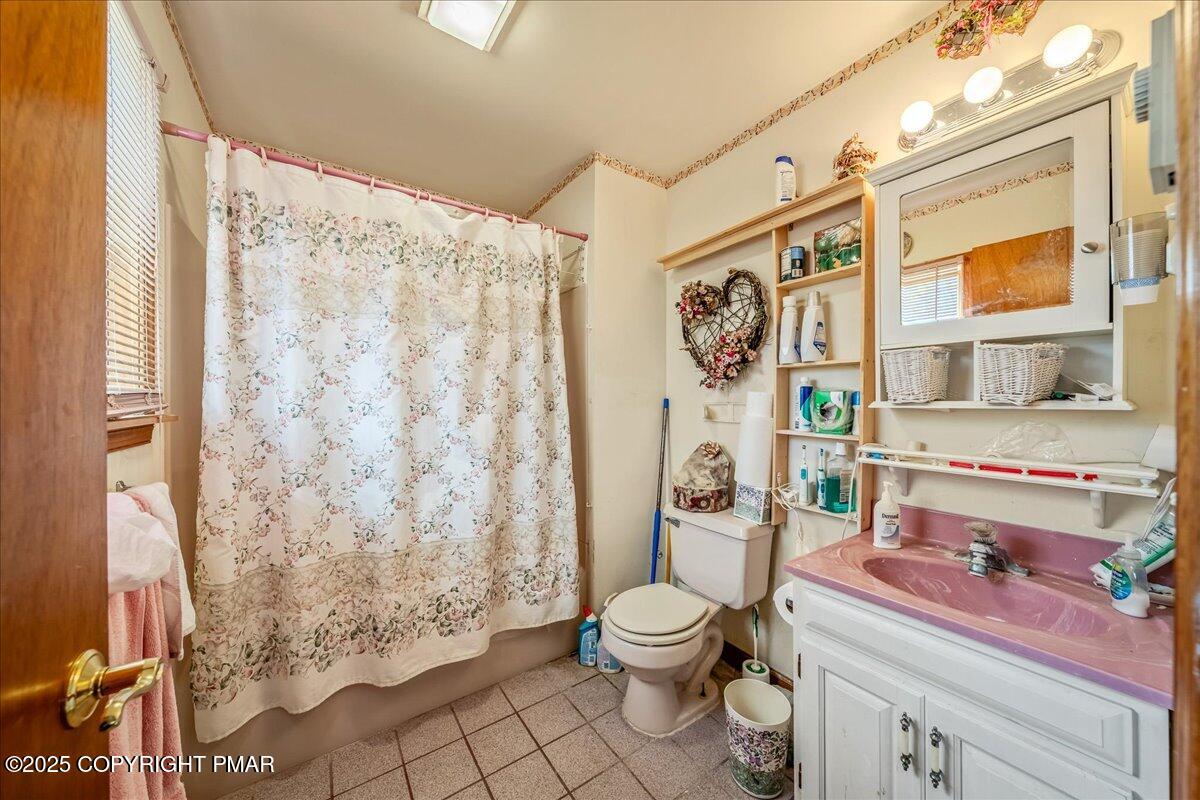 584 Pheasant Road Saylorsburg, PA 18353 - Photo 10 of 21 a bathroom with a sink toilet and shower
