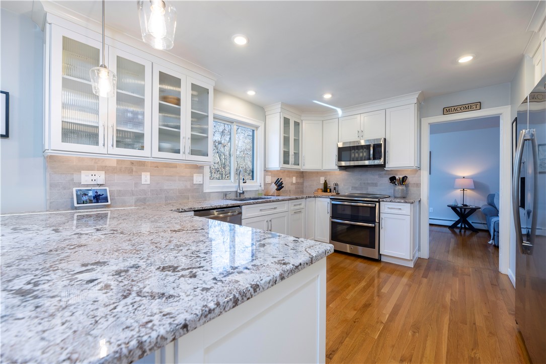 44 Jiley Hill Drive Tiverton, RI 02878 - Photo 4 of 33