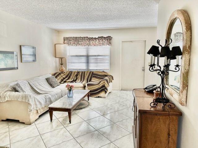 3027 Lincoln B Boca Raton, FL 33434 - Photo 4 of 34 Living Room