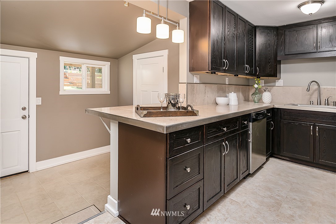 554 Windsor Place Northeast Renton, WA 98056 - Photo 8 of 27