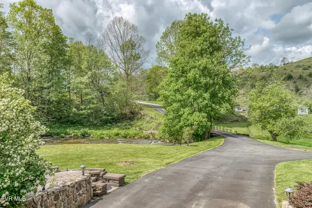 $321,900 | 112 Conns Drive, Tazewell, VA 24651